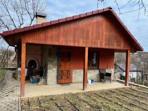  Záhrada s murovanou chatkou v chatovej osade v Lučenci